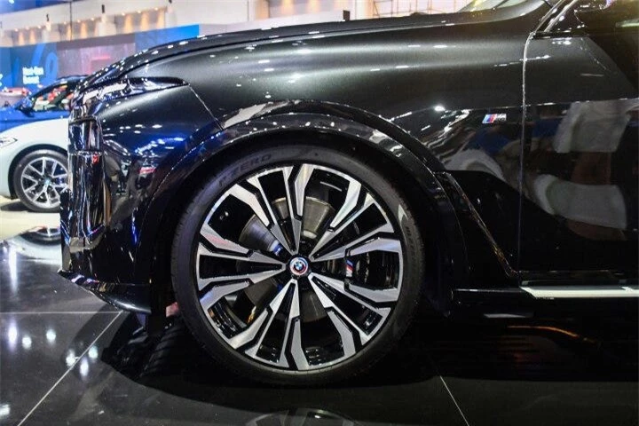 Nhìn ngang, X7 LCI cho cảm giác cân đối hơn đời cũ nhờ phần đầu và đuôi xe thiết kế lại. Bên cạnh đó, BMW X7 tại Thái Lan được trang bị bộ mâm 5 chấu chữ V phay xước kích thước lên đến 23 inch. Đây là bộ mâm kích thước lớn nhất cho một chiếc BMW nguyên bản.