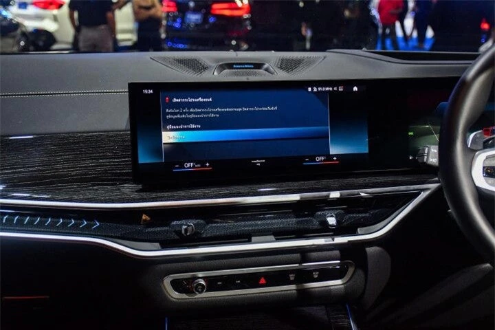 Tại Thái Lan, BMW X7 có 2 tùy chọn nội thất là 7 chỗ (tiêu chuẩn) và tùy chọn 6 chỗ. Trang bị tiện nghi trên xe gồm điều hòa 5 vùng tự động, dàn âm thanh vòm Bowers & Wilkins công suất 1.475 W, chìa khóa kỹ thuật số mở bằng điện thoại.