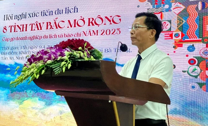 Giám đốc Sở Du lịch tỉnh Lào Cai, đại diện cho Trưởng nhóm hợp tác 8 tỉnh Tây Bắc mở rộng Hà Văn Thắng phát biểu tại hội nghị.