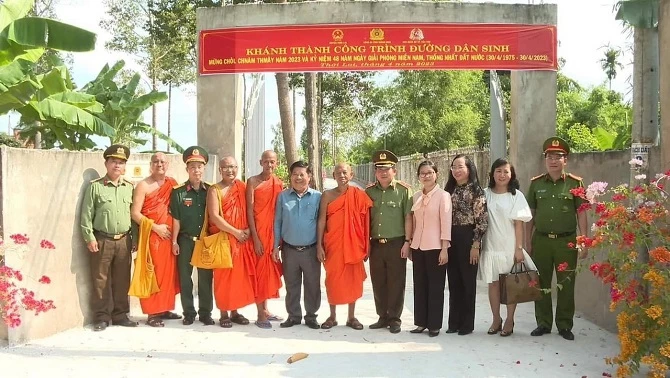 Các đại biểu cắt băng khánh thành công trình Tuyến đường dân sinh trên địa bàn huyện Thới Lai. 
