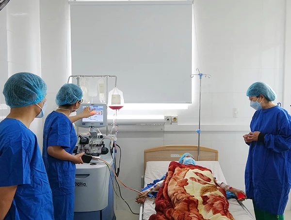 Các bác sĩ BVĐN giám sát chặt chẽ các chỉ số sức khỏe của bệnh nhân Lê Thị C sau ca ghép tế bào gốc tự thân