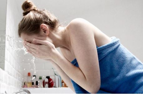 Nhiều chị em mắc sai lầm chăm sóc da khi làm việc tại nhà