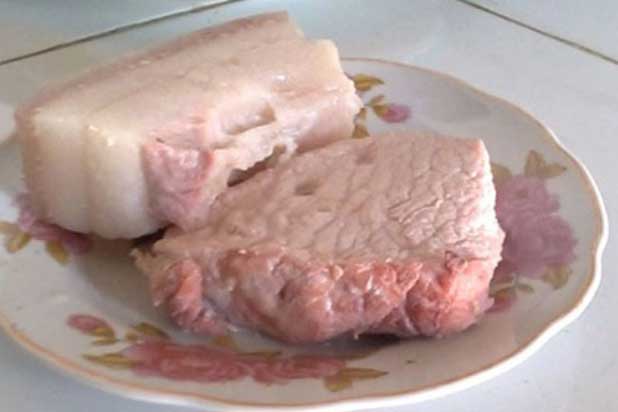 Thịt luộc chín vẫn có màu hồng là do nguồn nước bẩn, ăn vào hại gan thận? Chuyên gia giải thích
