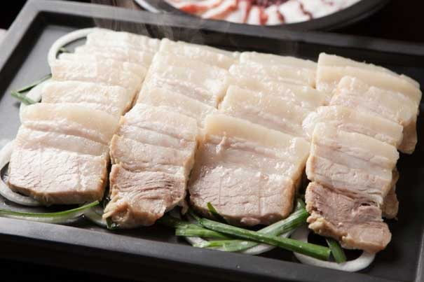 Luộc thịt bằng nước sôi hay nước lạnh thì nhanh chín và ngon hơn?