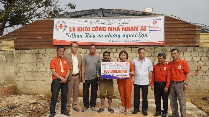 Xây dựng nhà nhân ái hỗ trợ gia đình đồng bào khó khăn