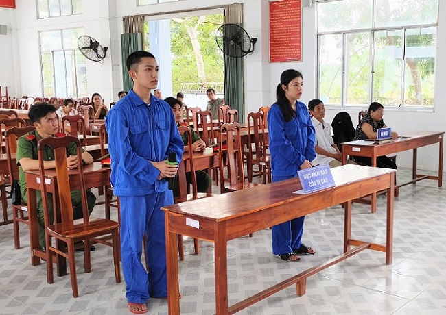 Rủ nhau đi cướp tiệm vàng, đôi vợ chồng trẻ lãnh 15 năm tù