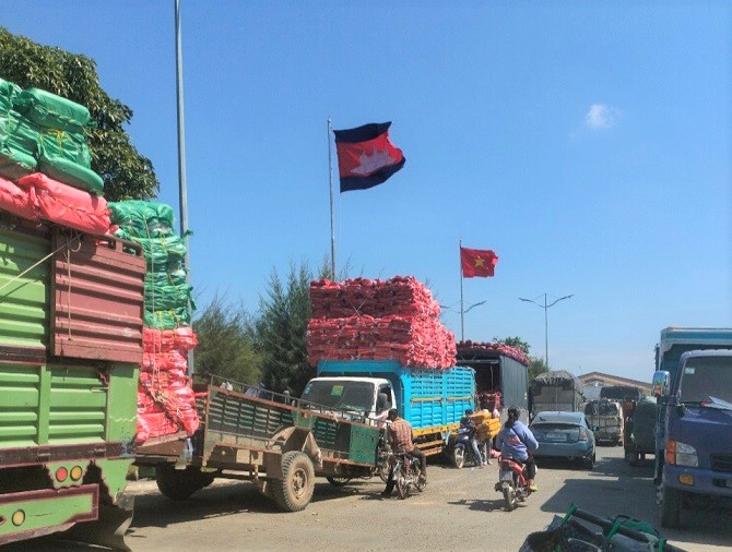 nhóm chợ ở vùng đệm tại cột mốc 275 giữa Việt Nam - Campuchia tại CKQT Tịnh Biên, gây mất an ninh trật tự khu vực biên giới