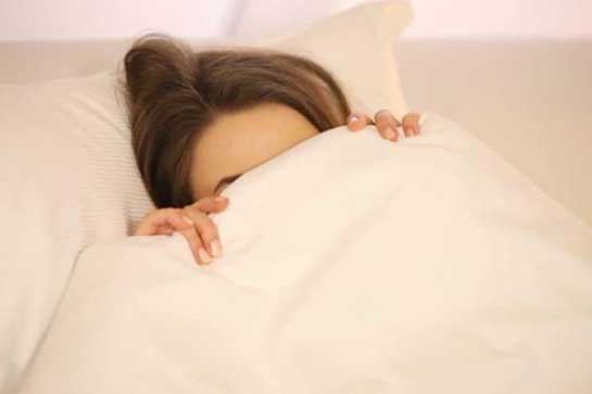 4 tác hại khi ngủ trùm chăn kín đầu không phải ai cũng biết, nhất là điều thứ 2
