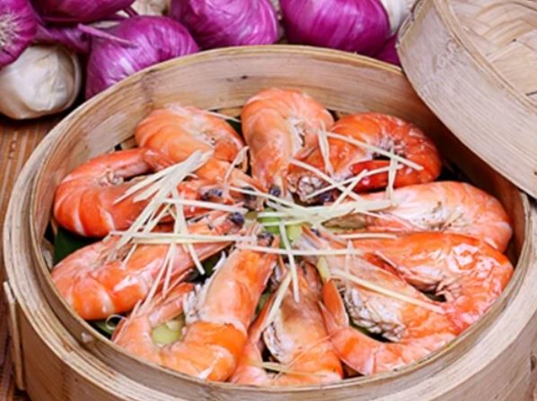 Luộc tôm chỉ bỏ nước thôi chưa đủ: Thả thêm thứ này tôm hết sạch mùi hôi, đỏ au ngọt thịt