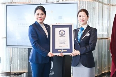 Jenny Zhang, tổng giám đốc của J Hotel Shanghai Tower, cho biết: “Kể từ khi khai trương, nhà hàng đã được khách hàng khen ngợi về trải nghiệm ăn uống và dịch vụ chất lượng cao. Chúng tôi chào đón khách và bạn bè từ khắp nơi trên thế giới trải nghiệm dịch vụ ăn uống cao cấp trên mây”.