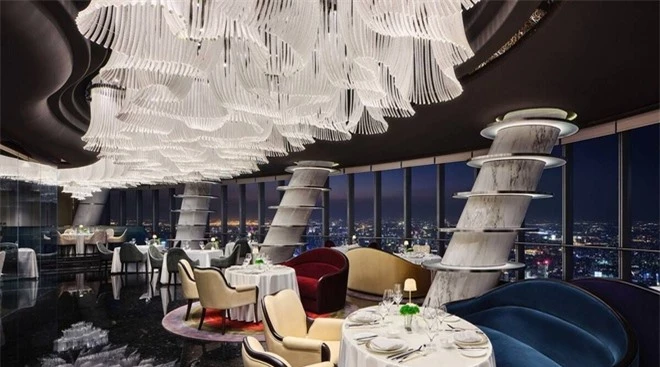 Nhà hàng cung cấp tầm nhìn toàn cảnh đặc biệt ra đường chân trời Thượng Hải qua các cửa sổ kính từ trần đến sàn. Heavenly Jin ở độ cao hơn 100 m so với kỷ lục trước đó là 441,3 m của nhà hàng At.mosphere, nằm trên tầng 122 của tòa nhà Burj Khalifa ở Dubai. At.mosphere lần đầu tiên được khai trương vào tháng 1/2011, theo tổ chức kỷ lục Guinness.