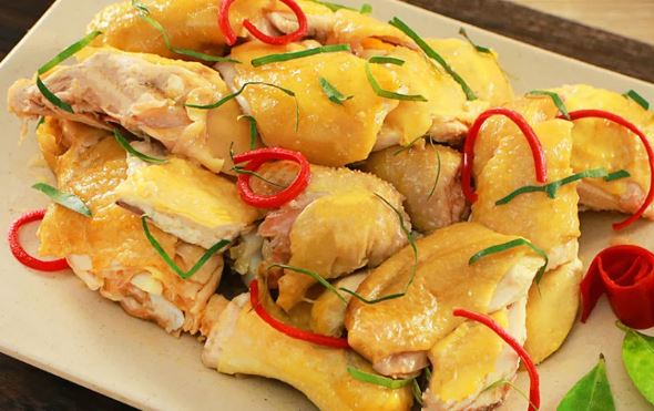 Luộc gà bằng nước lã là sai: Đây mới là loại nước giúp luộc gà mềm ngọt, thơm lừng lại chắc thịt