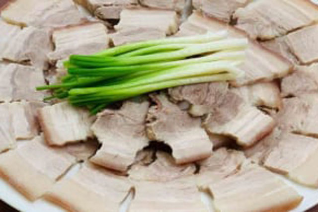 Luộc thịt kiểu này không cần dùng nước, chỉ 30 phút là thịt chín đều, ăn ngọt hơn bình thường