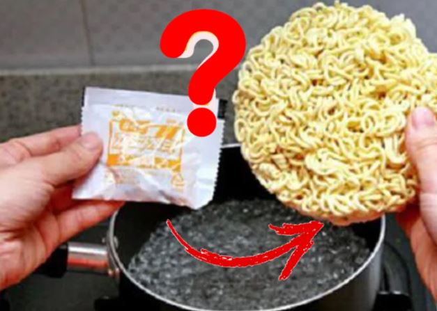 Nấu mì ăn liền, thả gói gia vị vào trước hay cho mì vào trước? Tưởng dễ mà 99% đang làm sai