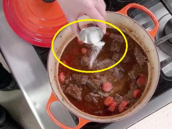 Thả muối vào trước hay sau khi nấu là tốt nhất? 90% bà nội trợ mắc sai lầm