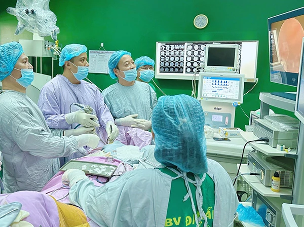 Ca phẫu thuật khối u trong não bằng kỹ thuật mới "nội soi qua hốc mắt" vừa được các bác sĩ khoa Ngoại thần kinh - Bệnh viện Đà Nẵng thực hiện thành công