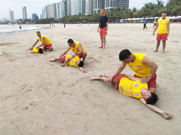 Lực lượng cứu hộ tại các bãi biển du lịch Đà Nẵng tăng cường tập huấn nâng cao kỹ năng nghiệp vụ để đảm bảo an toàn cho người dân và du khách tắm biển