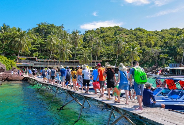 Giá máy bay tăng cao dịp lễ: Nên đi du lịch theo hình thức nào để tiết kiệm chi phí?