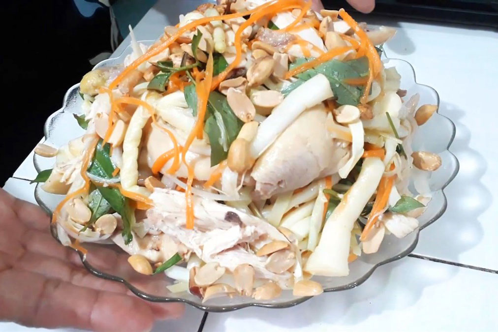 Muốn làm gà xé chua ngọt ngon, luộc gà nhất định phải biết mẹo vặt này