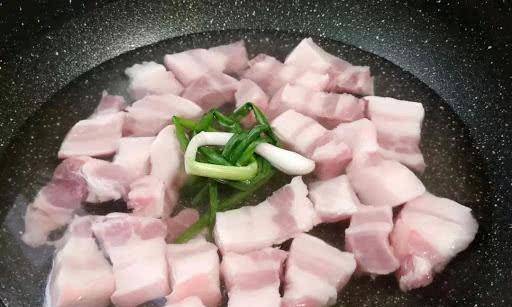 Chỉ chần thịt thôi thì không sạch, ghi nhớ ngay 3 mẹo đơn giản này, chất bẩn trôi ra hết