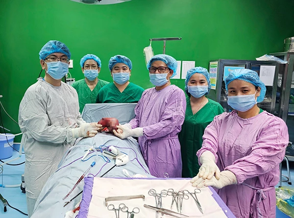 Các bác sĩ khoa Ngoại lồng ngực - Bệnh viện Đà Nẵng với khối u tuyến giáp nặng 1,5kg bóc tách thành công cho bệnh nhân H Bak A  