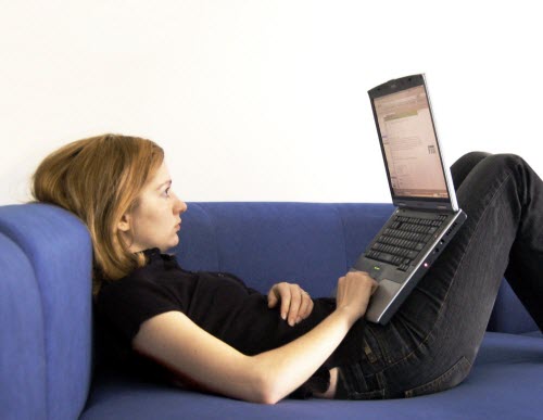 Tư thế sử dụng máy tính gây hại cho sức khỏe