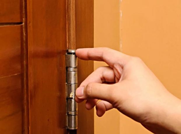 Thoa chút dầu ăn lên cửa: Mẹo hay giải quyết nhiều rắc rối trong gia đình, ai cũng nên làm theo