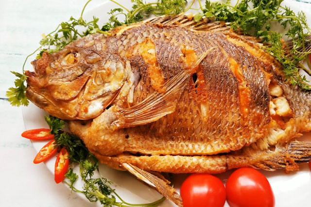 Dù chiên loại cá nào, mẹo nhỏ này giúp da giòn rụm, không dính chảo