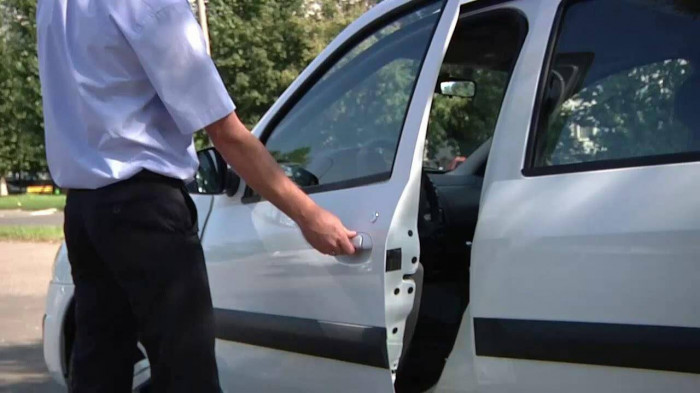 Mẹo hạ nhiệt cấp tốc cho ô tô khi đỗ dưới trời nắng nóng