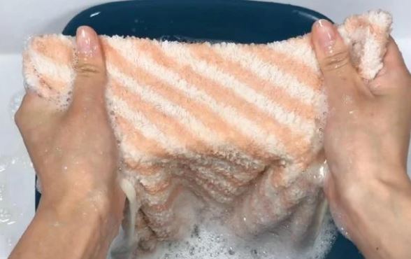 Khăn tắm, khăn mặt ố vàng mùi hôi khó chịu đừng vội vứt đi: Thả thứ này vào giặt sạch tinh như mới