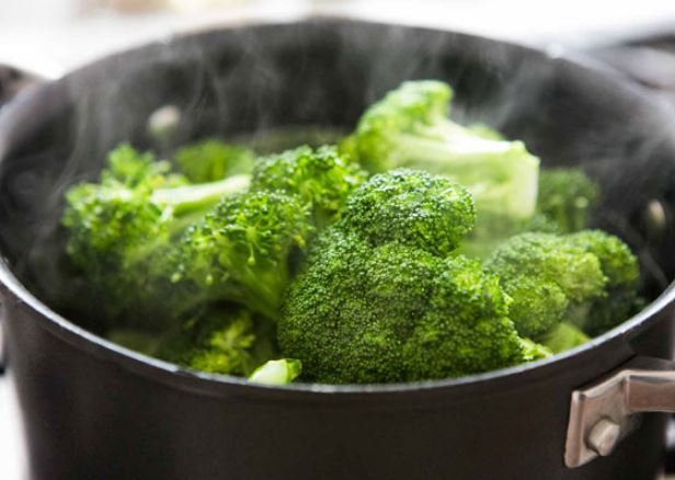 Luộc rau mở vung hay đậy vung mới đúng: Chuyên gia chia sẻ cách làm giúp thải sạch hóa chất, an tâm mà ăn