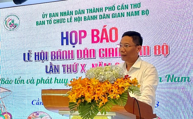 Phó Chủ tịch UBND TP Cần Thơ Nguyễn Thực Hiện phát biểu tại buổi họp báo.