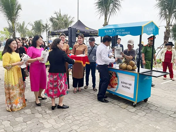 trao tặng 50 xe bán hàng ăn vặt cho người dân làng Nam Ô để chuyển đổi ngành nghề