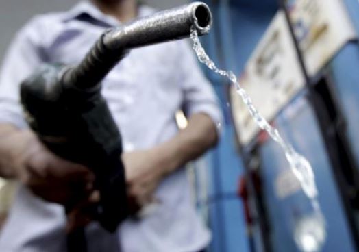 Đừng xếp hàng đổ xăng nếu chưa biết 8 mẹo mua xăng vừa tiết kiệm vừa được "lời" này: Hô "đầy bình" là sai