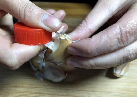 Nắp chai dùng xong đừng vội ném vào thùng rác: Đây là cách dùng thông minh, nhà nào cũng cần