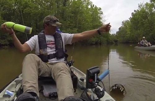 Clip: Cần thủ sợ “xanh mặt” vì câu nhầm cá sấu khổng lồ