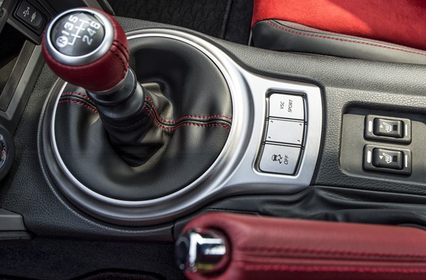 Vì sao lái xe chạy dịch vụ ưa chuộng ôtô số sàn?