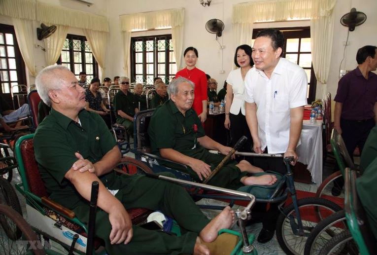 Đề xuất tăng mức tặng quà với người có công