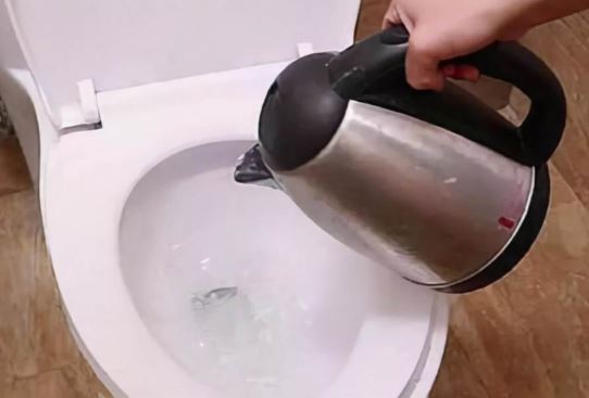 Vì sao phải đun nước sôi đổ vào bồn cầu ngay khi nhận phòng khách sạn: Lý do quan trọng, đừng bỏ qua