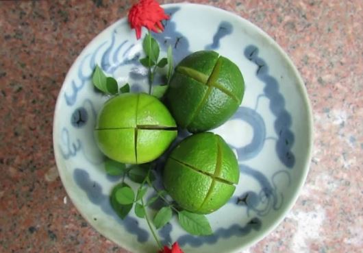 Cắt tư quả chanh đặt vào đĩa muối rồi để dưới gầm giường: Bạn sẽ thấy điều kỳ diệu xảy ra