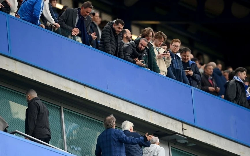 Todd Boehly bị CĐV Chelsea dội mưa chỉ trích ở trận thua Brighton