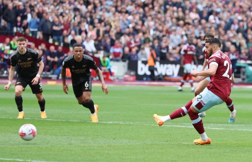 Arsenal hòa West Ham 2-2