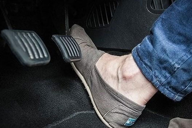 Một số lưu ý giúp hạn chế đạp nhầm chân phanh, chân ga khi lái ô tô