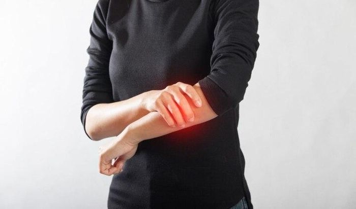 Tránh chủ quan khi bị chứng tê tay trái 