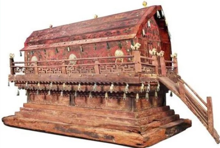 Khai quật quan tài đỏ, thuỷ ngân chảy ra khiến các chuyên gia hốt hoảng bỏ chạy - 1