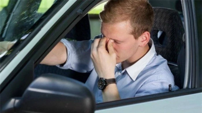 những cách khắc phục tình trạng chói mắt khi lái xe