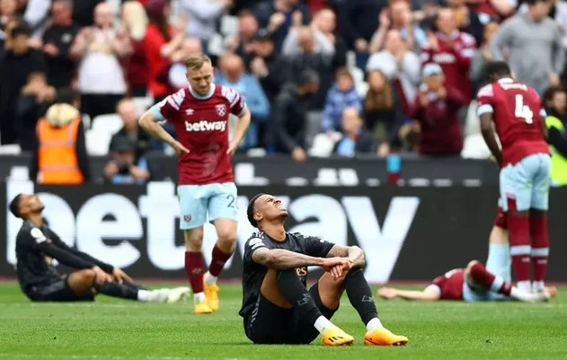 Arsenal để West Ham cầm hòa 2-2 dù đã dẫn trước 2-0