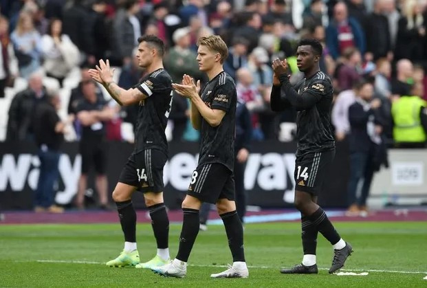 Gary Neville: "Về nhì mùa này là thành công với Arsenal"