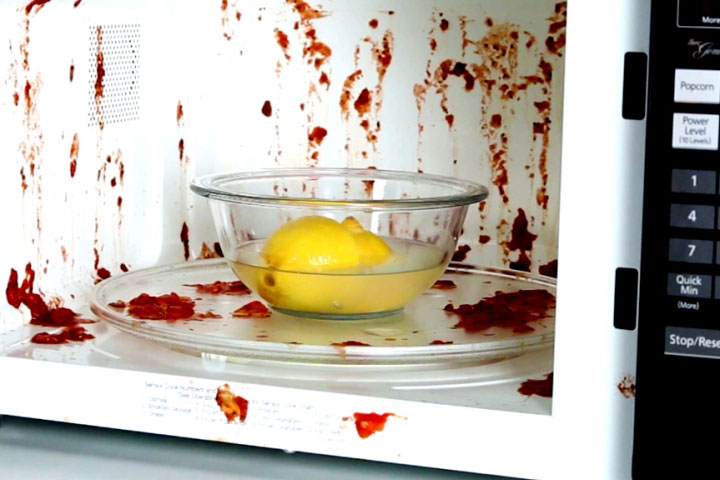 6 mẹo làm sạch lò vi sóng dính đầy dầu mỡ 