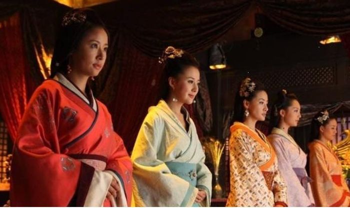 Cung n&#x1EEF; may m&#x1EAF;n nh&#x1EA5;t l&#x1ECB;ch s&#x1EED;: Tr&#x1EDF; th&#xE0;nh ho&#xE0;ng h&#x1EAD;u nh&#x1EDD; sai l&#x1EA7;m c&#x1EE7;a th&#xE1;i gi&#xE1;m 